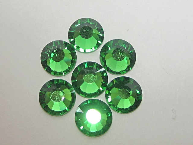 18 pcs. 30ss SHAMROCK (maxima) FLATBACK PRECIOSA Rhinestones